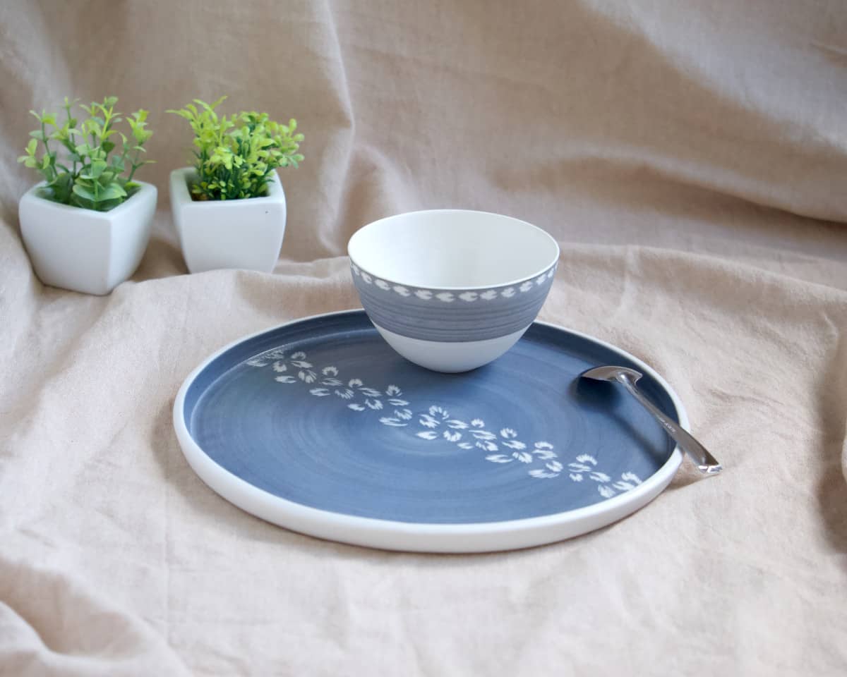 Assiette en porcelaine artisanale bleue motifs blancs – Amécla