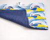 Zoom tissu gaufré bleu absorbant serviette de table en tissu fait-main fabrication française Petite Marie Créatrice