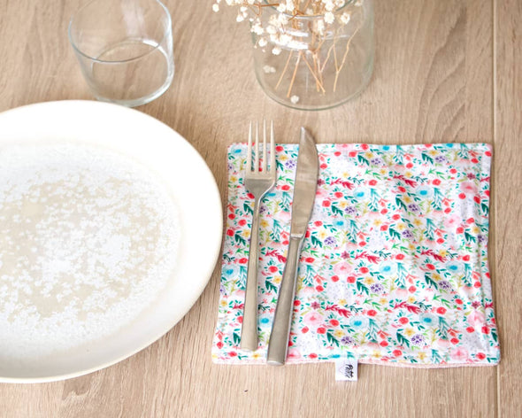 Serviette de table tissu coton imprimé fleurs colorées verso rose faite à la main par Petite Marie Créatrice
