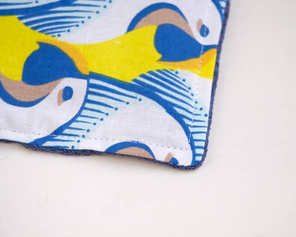 Zoom coin de la serviette de table réalisé à la main tissu 100% coton