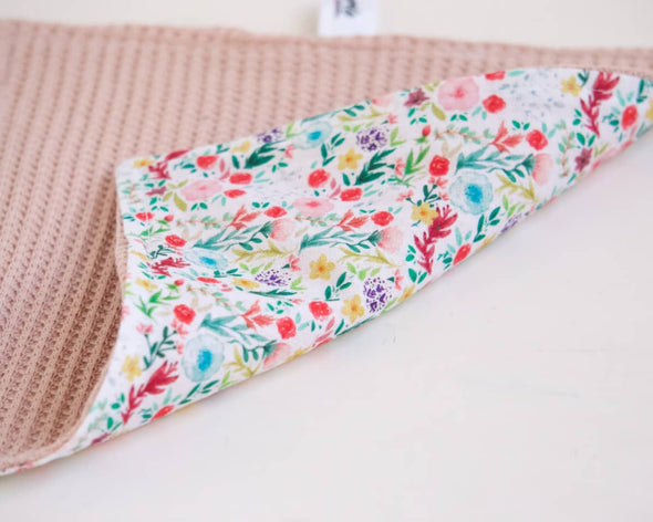 Zoom serviette de table motifs petites fleurs et plantes décoration de créateur unique