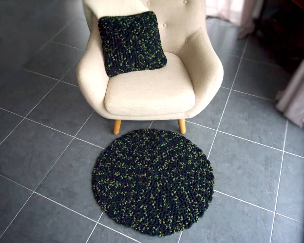 Tapis rond noir et vert en crochet, fait main et original – Amécla