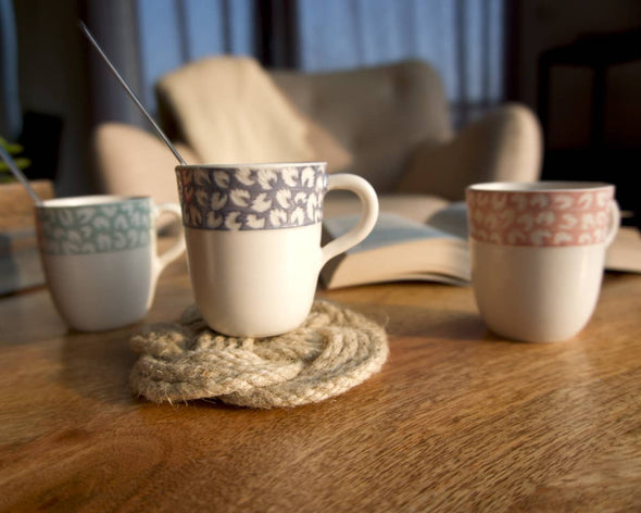 Tasse bleue et blanche motifs gravés à la main style floral fabrication française Laetitia leclère