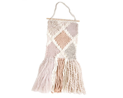 Tissage mural rose blanc à franges tissé à la main made in France Woolup Design