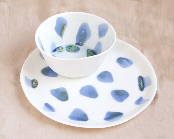 Vaisselle en porcelaine design élégante blanche à motifs fait-main en France