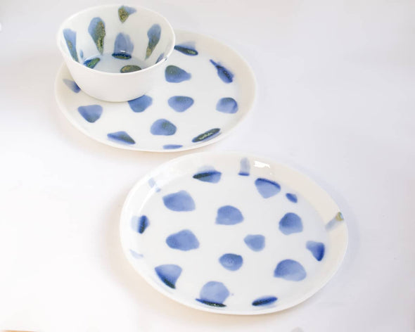 Service vaisselle en porcelaine artisanale assiettes rondes plates design et bol petit-déjeuner