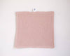 Verso de la serviette tissu coton nid d'abeille rose doux et absorbant