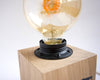Zoom ampoule originale industrielle et douille noire de la lampe à poser salon