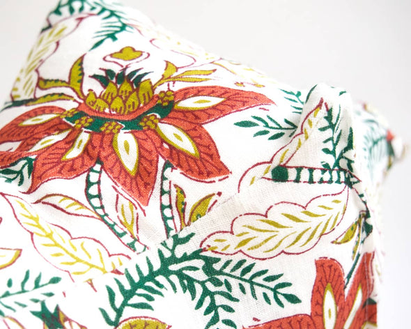 Zoom motifs fleurs et feuillages exotiques colorés du coussin repose-tête unique marque Petite Marie Créatrice