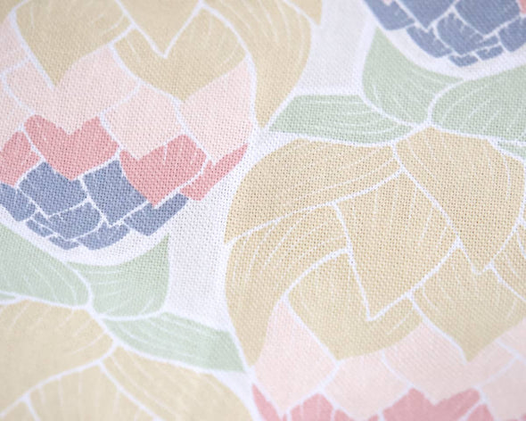 Zoom tissu coton et imprimé artichauts jaune, vert rose et bleu
