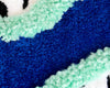 Tissage mural en tufting zoom laine toute douce bleu roi