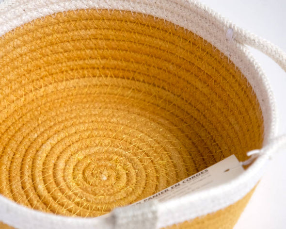 Zoom intérieur panier jaune en cordes de coton et couleur végétale entièrement fait-main créatrice Mon Panier en cordes
