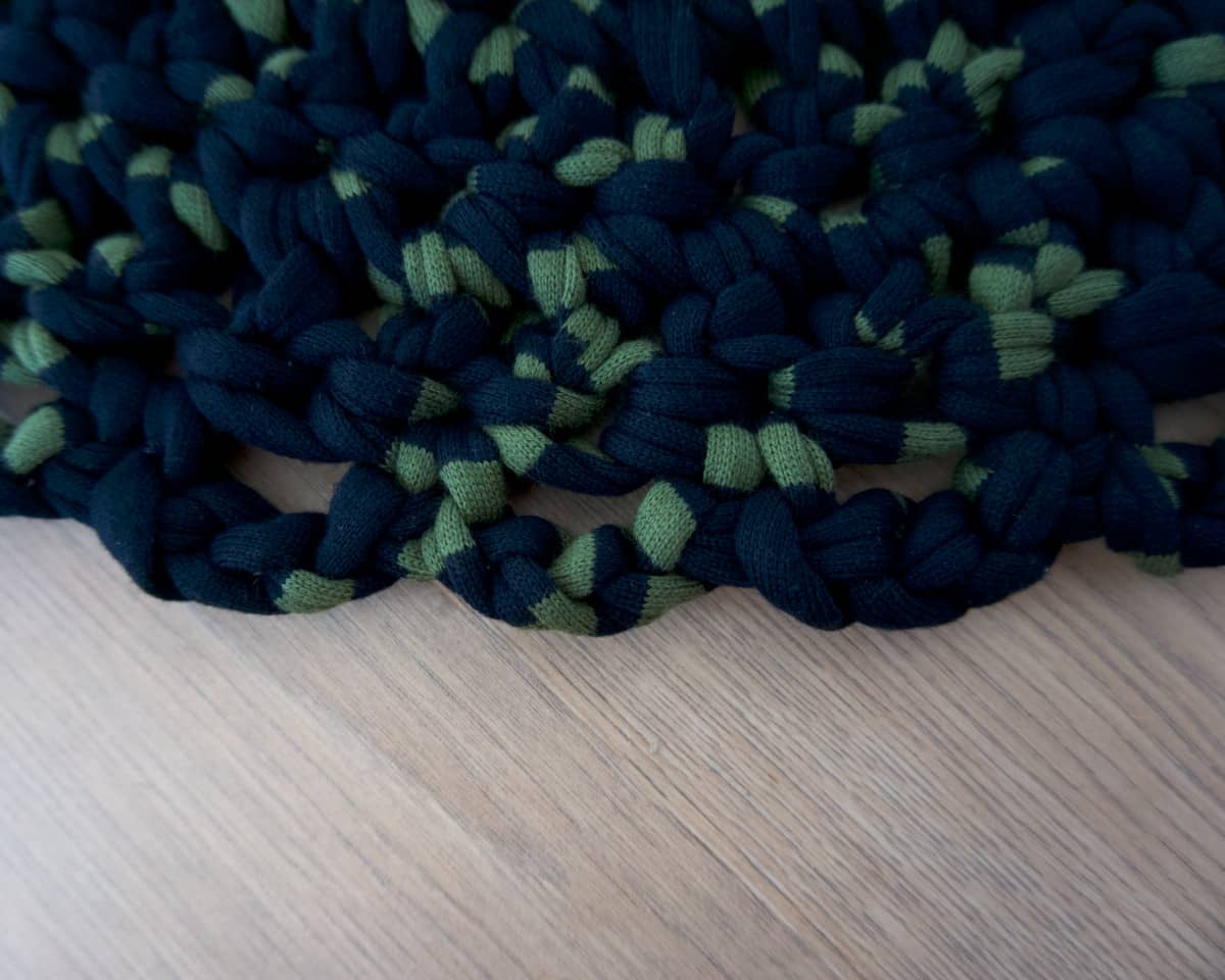 Tapis rond noir et vert en crochet, fait main et original – Amécla
