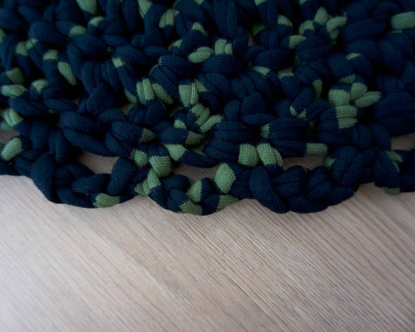 Zoom noeuds crochet du tapis rond fait-main vert et noir artisanat français Patate Studio