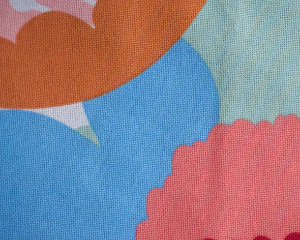 Zoom tissu coton et motifs colorés de la housse de coussin déco