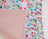 Zoom sur la serviette de table liberty à fleurs et verso rose poudré délicate et estivale