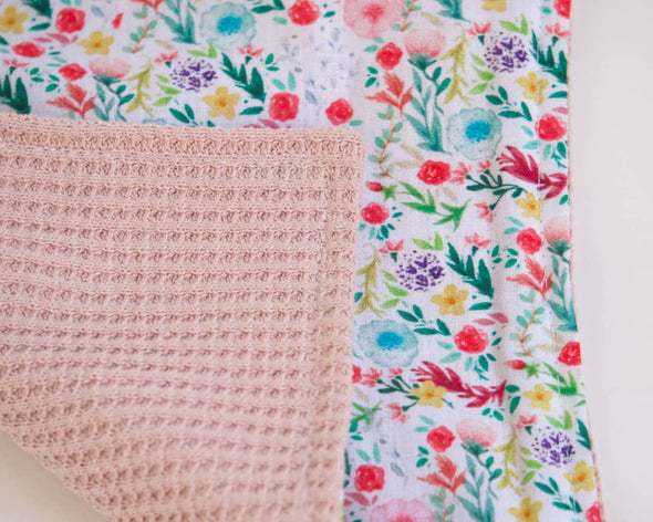 Zoom sur la serviette de table liberty à fleurs et verso rose poudré délicate et estivale