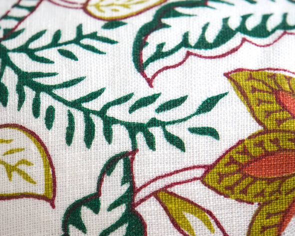 Zoom tissu lin toucher original et naturel  imprimé nature feuilles vertes fleurs jaunes et rouges