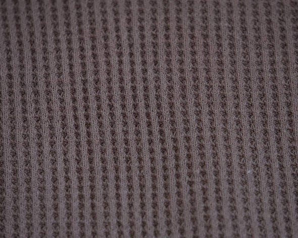 Zoom tissu coton marron verso nid d'abeille gaufré, absorbant et séchage rapide